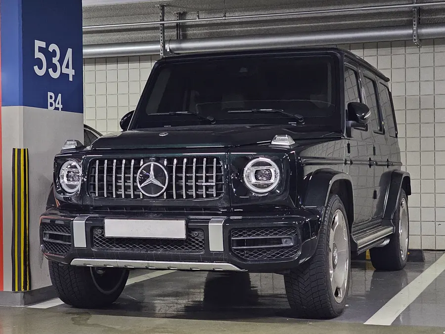 Black Mercedes-AMG G 63